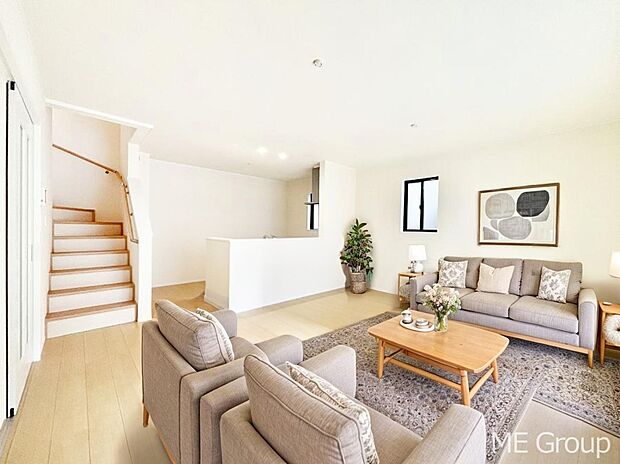 【リビング】対面キッチン&リビングイン階段を採用した家族の絆深まるLDK ※家具はCGです