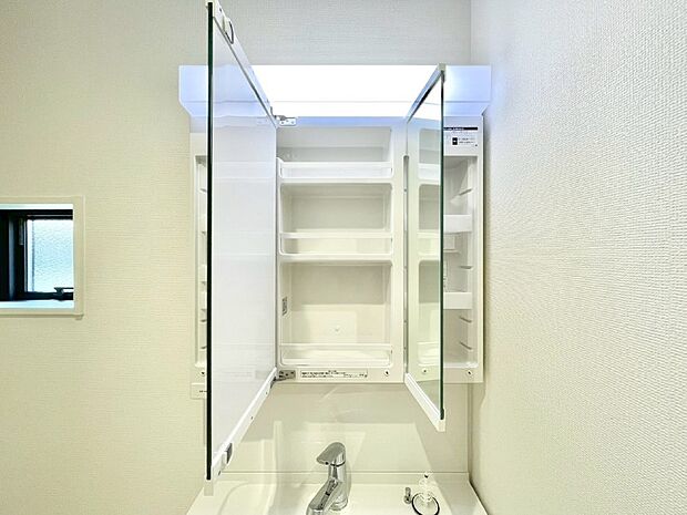【その他設備(三面鏡裏収納)】三面鏡の裏に、化粧品や衛生用品などを収納可能。洗面台をすっきりと保ちます！