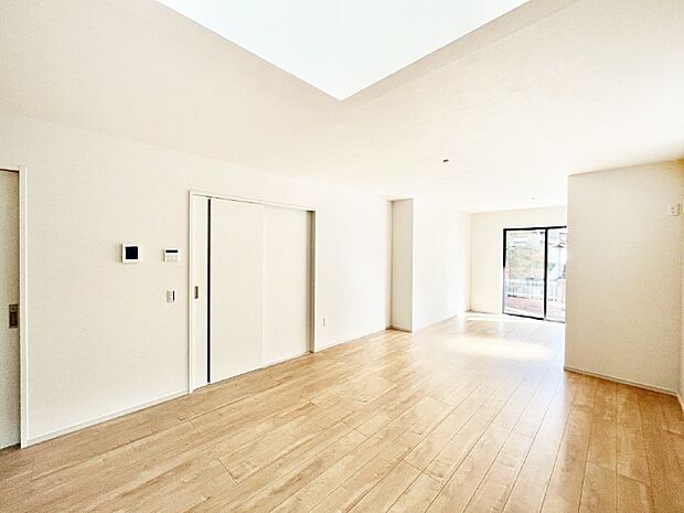 【リビングダイニング】家族団らんに！21帖の広々リビングでゆったり過ごせます。