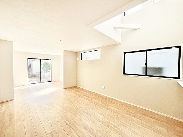 【ダイニング】吹抜けが開放感を演出、インテリアを考えるのも楽しみですね