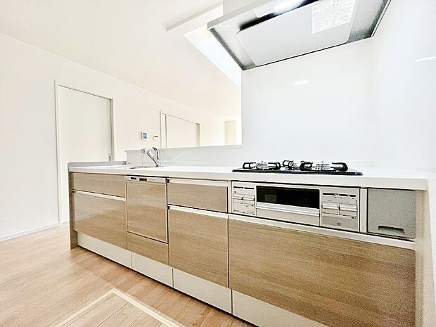 【ダイニングキッチン】カウンター越しに楽しいおしゃべり。いつものお料理がもっと美味しくなりそうですね。 