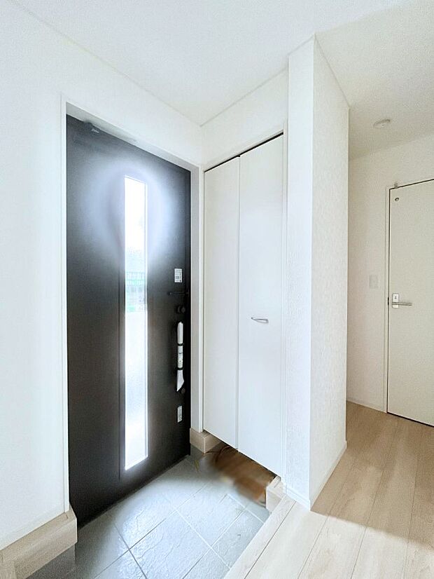 【玄関】天井まである玄関収納で、家族全員の靴もすっきり収納!