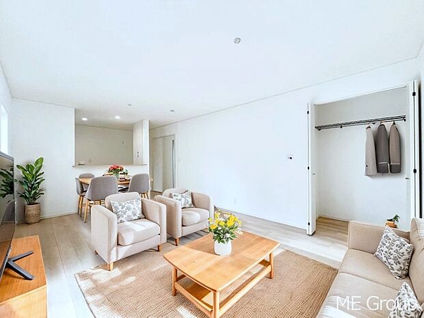 【リビング】ご家族の賑やかな話し声で包まれる明るいリビング ※家具はCGです