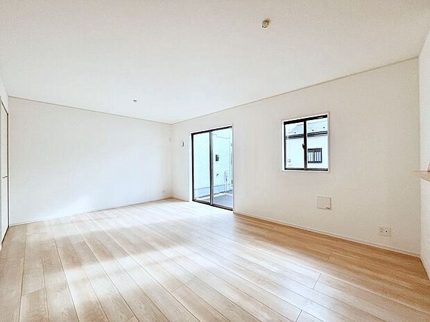 【リビングダイニング】家族団らんの時間も増えそうなくつろぎのリビングダイニング。