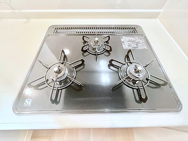 【その他設備(Siセンサーコンロ)】ガスコンロはSiセンサー搭載。火力調節や焦げ付き・消し忘れも防いでくれます。