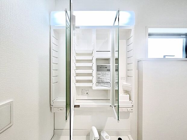 【その他設備(三面鏡裏収納)】三面鏡の裏に、化粧品や衛生用品などを収納可能。洗面台をすっきりと保ちます!