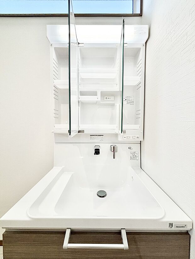 【その他設備(三面鏡裏収納)】三面鏡の裏に、化粧品や衛生用品などを収納可能。洗面台をすっきりと保ちます！