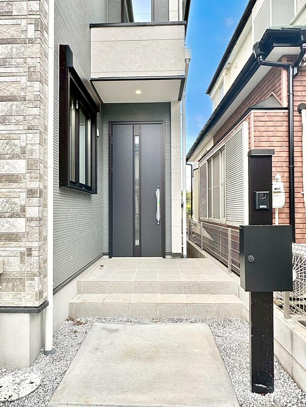 【玄関】玄関アプローチにはプランターを並べて季節の花でお客様をおもてなしできます。