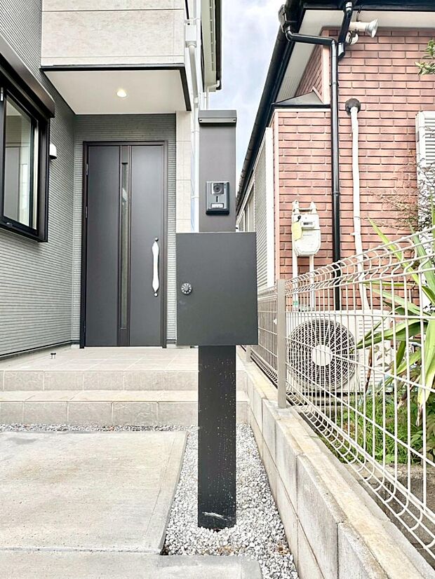 【その他現地】表札・インターホン・ポストをひとつに集約。エントランスになじむシンプルデザイン。