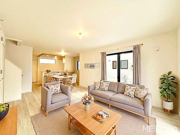 【リビング】ご家族の賑やかな話し声で包まれる明るいリビング  ※家具はCGです