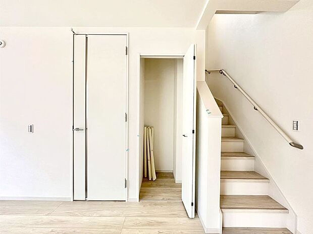 【その他設備(リビング収納)】リビング収納。ここに収納があると物が集まるLDKがスッキリ片付きそうですね。  