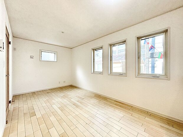 【ダイニング】明るい陽光が注ぎ、寛ぎの雰囲気に満たされるダイニング。