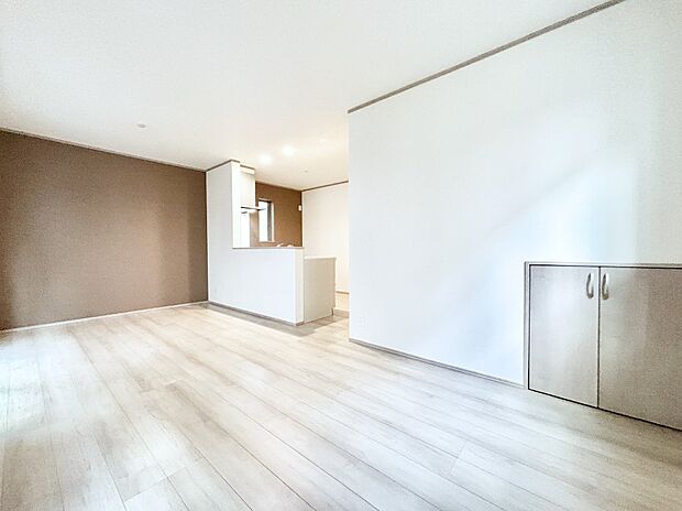 【リビングダイニング】アクセントクロスが空間に彩りをもたらしてくれます  