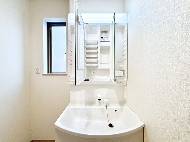 【その他設備(三面鏡裏収納)】三面鏡の裏に、化粧品や衛生用品などを収納可能。洗面台をすっきりと保ちます！