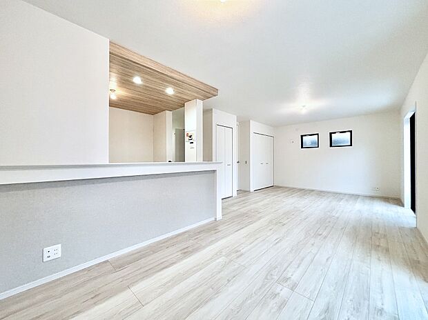 【リビングダイニング】落ち着いた雰囲気のLDKは家族みんなの快適空間