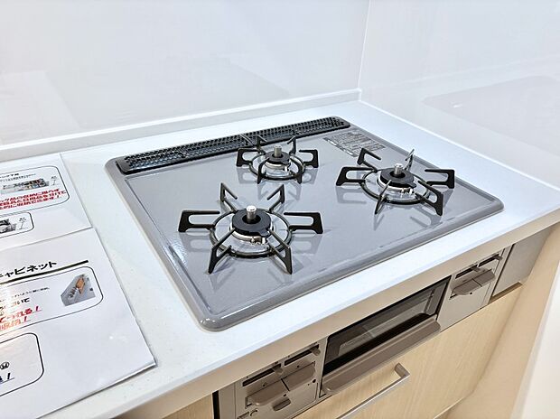 【その他設備(Siセンサーコンロ)】ガスコンロはSiセンサー搭載。火力調節や焦げ付き・消し忘れも防いでくれます。