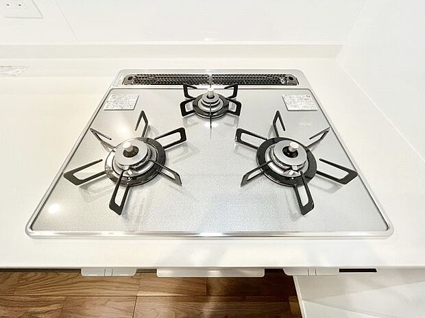 【その他設備(三ツ口コンロ)】三口ガスコンロでお料理が一気にはかどりそう。  