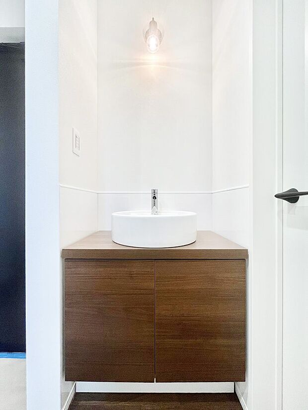 【その他設備(セカンド洗面台)】1階玄関ホールのセカンド洗面台。帰ってきてすぐにうがい手洗いが可能！