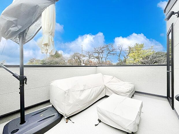 【その他設備(ルーフバルコニー)】外壁で囲まれているため、周囲の目を気にせずアウトドアを楽しめます！