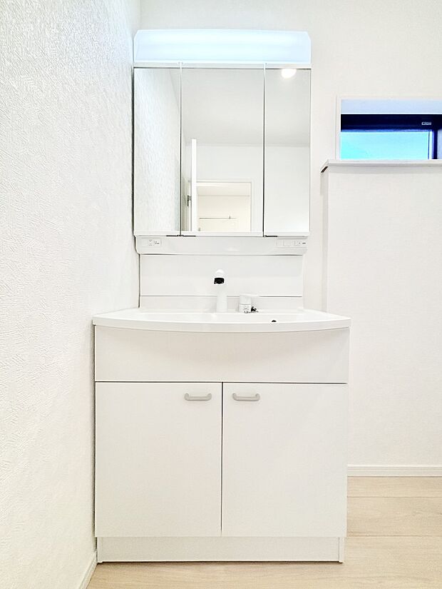 【洗面台・洗面所】スタイリングに便利な三面鏡、ミラーキャビネットで細かい物スッキリ