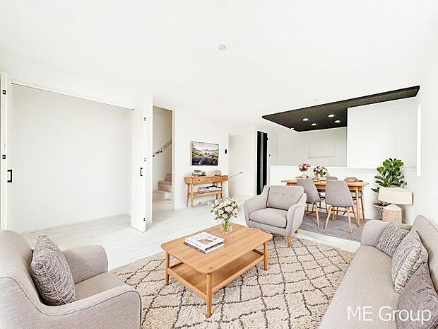 【リビング】家族の和やかな会話が聞こえてきそう。開放感のあるリビングです。※家具はCGです