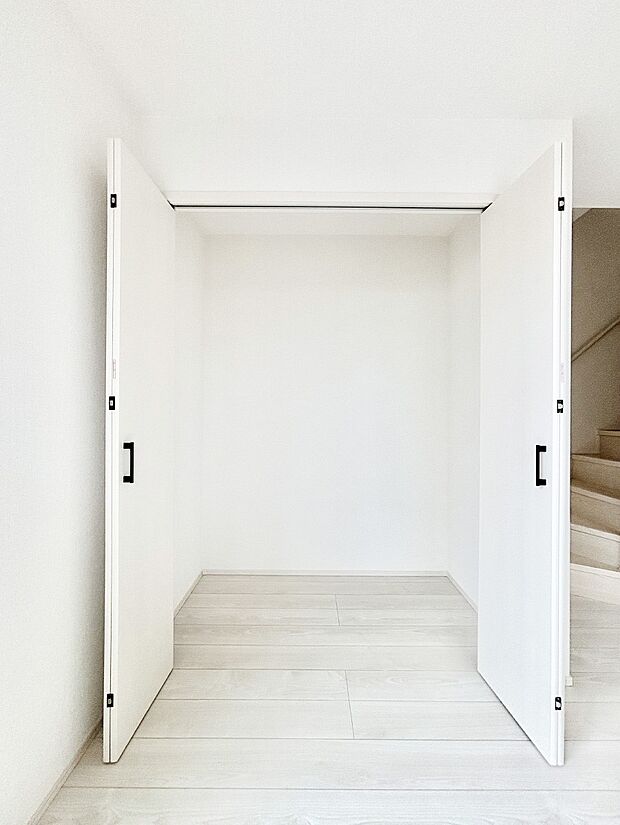 【その他設備(リビング収納)】物が集まりそうなLDKもスッキリ片付きます。