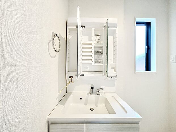 【その他設備(三面鏡裏収納)】三面鏡の裏に、化粧品や衛生用品などを収納可能。洗面台をすっきりと保ちます!