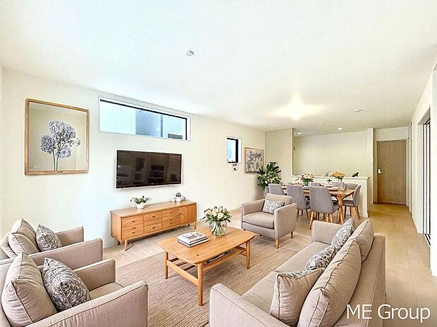 【リビング】ご家族の賑やかな話し声で包まれる明るいリビング  ※家具はCGです