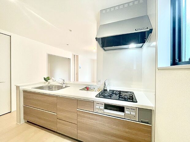 【ダイニングキッチン】料理をしながらでもご家族との会話を楽しめる対面キッチン