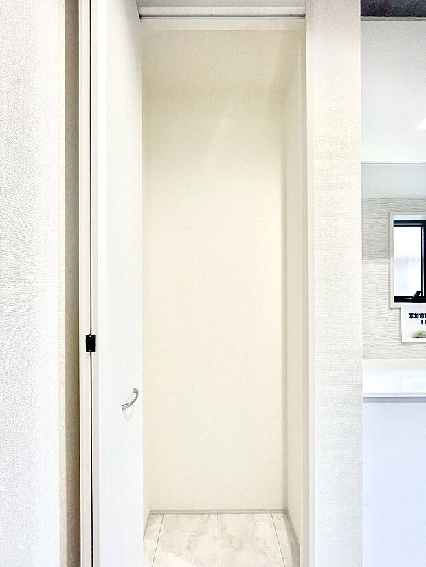 【その他設備(玄関ホール収納)】玄関ホール収納です。掃除道具やお出かけ用グッズの収納に便利です。