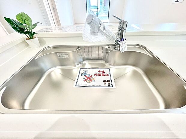 【その他設備(シンク)】広々としたシンクでお料理やお皿洗いもラクラク快適に！