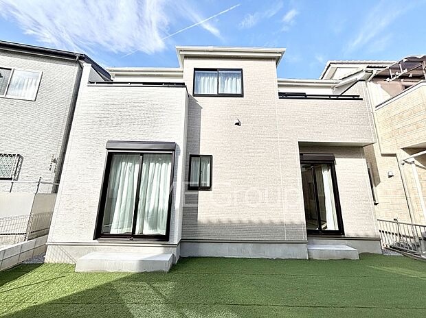 【現地外観写真】洗練された外観、上質な住空間が広がる室内は永く安心して過ごせる住居です。