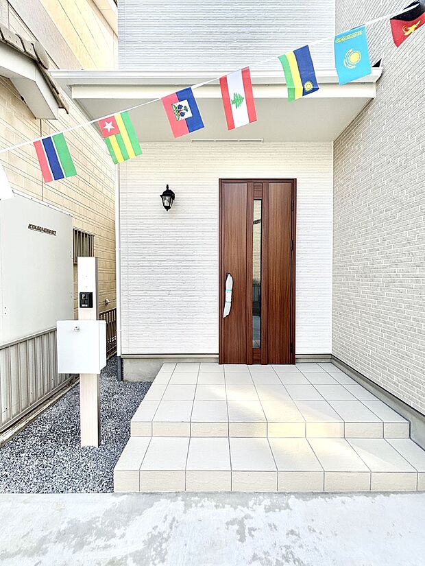 【玄関】大切な家族、来客を出迎える玄関。