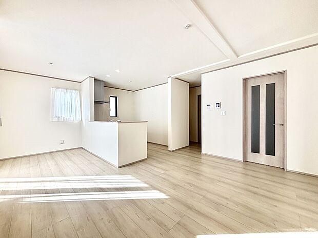 【リビングダイニング】落ち着いた雰囲気のLDKは家族みんなの快適空間