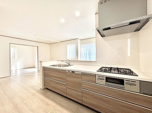 【ダイニングキッチン】料理をしながらでもご家族との会話を楽しめる対面キッチン