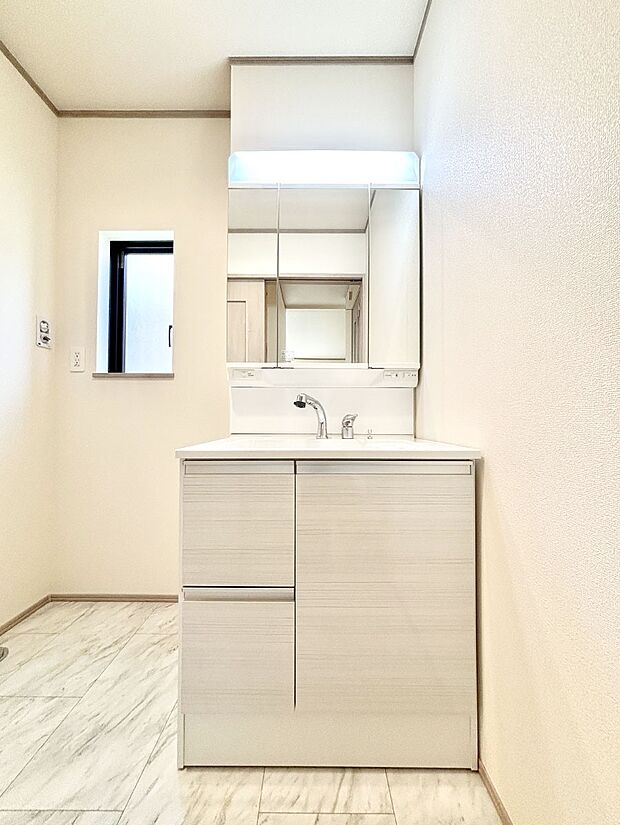 【洗面台・洗面所】大きく見やすい三面鏡で清潔感ある洗面台は、身だしなみチェックや肌のお手入れにおすすめです。