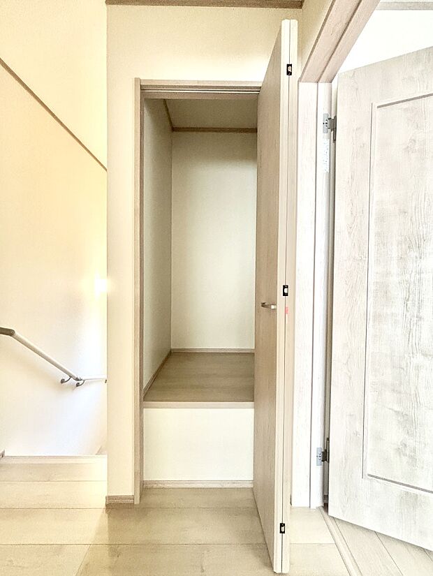 【その他設備(廊下収納)】廊下収納。掃除道具や季節の小物を収納することができます。