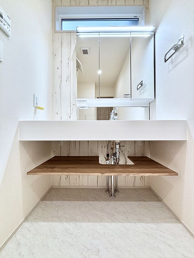 【洗面台・洗面所】大きく見やすい三面鏡で清潔感ある洗面台は、身だしなみチェックや肌のお手入れにおすすめです。 