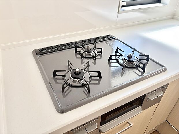 【その他設備(Ｓｉセンサーコンロ)】ガスコンロはＳｉセンサー搭載。火力調節や焦げ付き・消し忘れも防いでくれます。