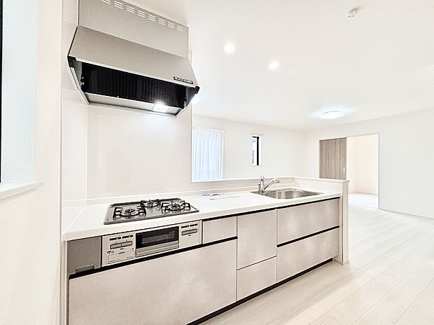 【ダイニングキッチン】リビングで遊ぶお子様を見守りながらお料理ができる対面キッチン。  