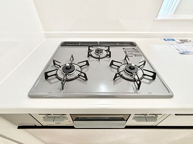 【その他設備(三ツ口コンロ)】三口ガスコンロでお料理が一気にはかどりそう。  