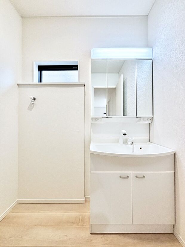 【洗面台・洗面所】大きく見やすい三面鏡で清潔感ある洗面台は、身だしなみチェックや肌のお手入れにおすすめです。