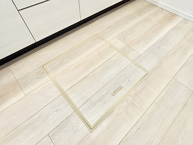 【その他設備(床下収納)】床下収納付き！日用品・非常用品の収納にも大活躍。