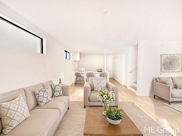 【リビング】家族の和やかな会話が聞こえてきそう。開放感のあるリビングです。※家具はCGです