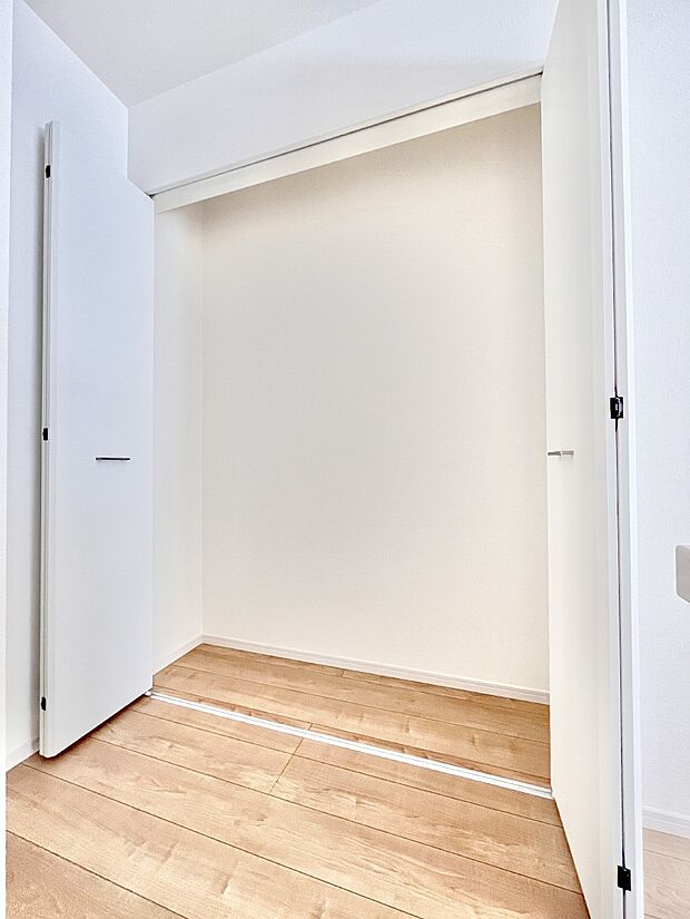 【その他設備(キッチン横収納)】食材のストックはもちろん、日用品の収納など使い方はいろいろ!