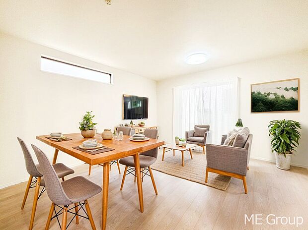 【リビング】ご家族の賑やかな話し声で包まれる明るいリビング  ※家具はCGです