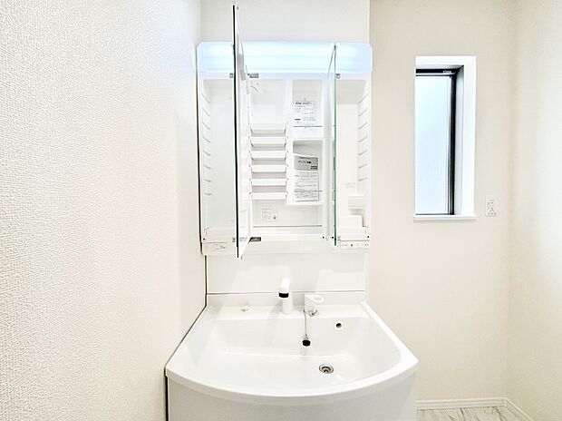 【その他設備(三面鏡裏収納)】三面鏡の裏に、化粧品や衛生用品などを収納可能。洗面台をすっきりと保ちます！