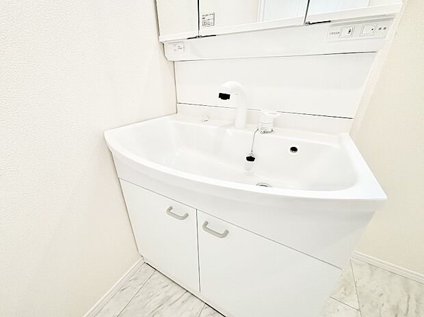 【その他設備(ハンドシャワー水栓)】ハンドシャワー付き！使いやすい洗面台。