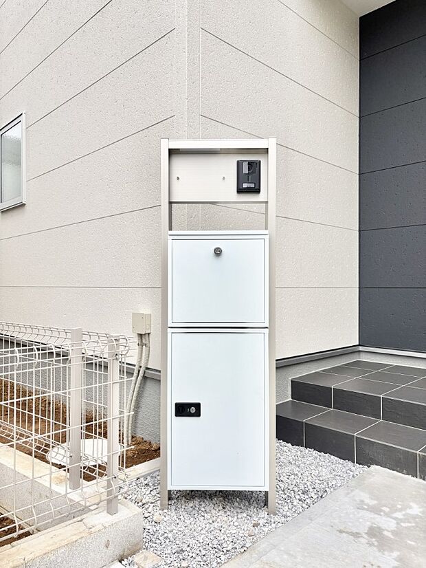【その他現地】表札・インターホン・ポスト・宅配BOXをひとつに集約。エントランスになじむシンプルデザイン。