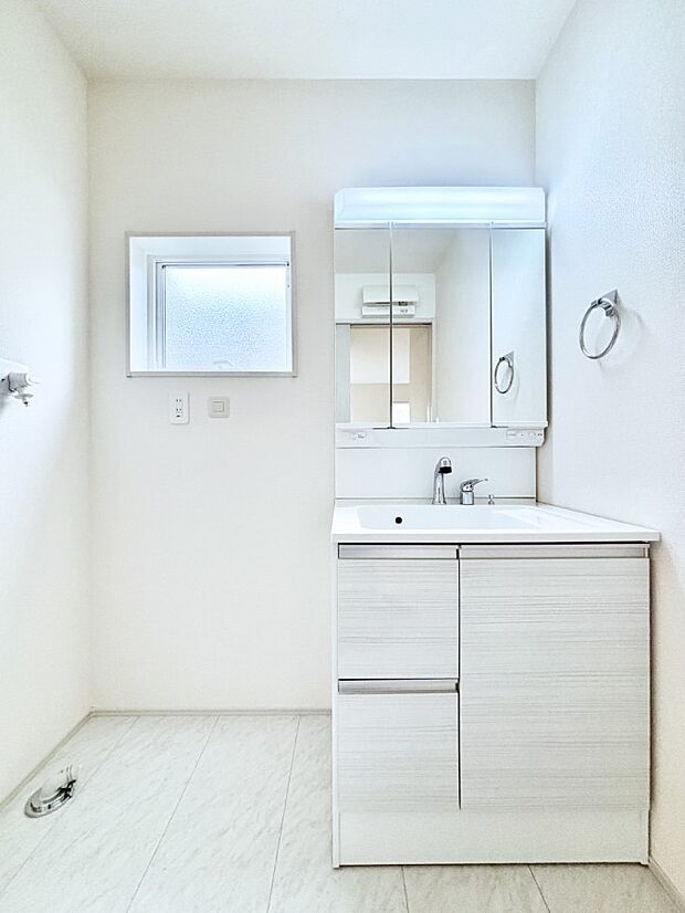 【洗面台・洗面所】大きく見やすい三面鏡で清潔感ある洗面台は、身だしなみチェックや肌のお手入れにおすすめです。